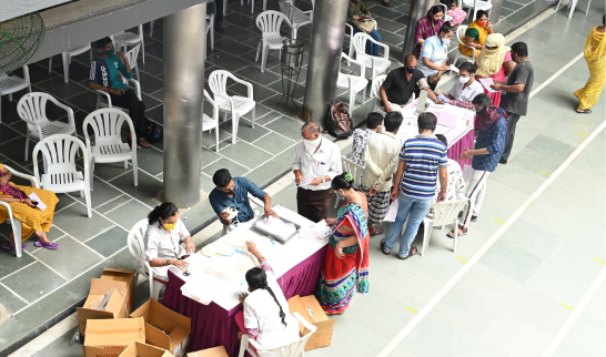 Rakehs Rajdev (રાકેશ રાજદેવ) supplying food packages